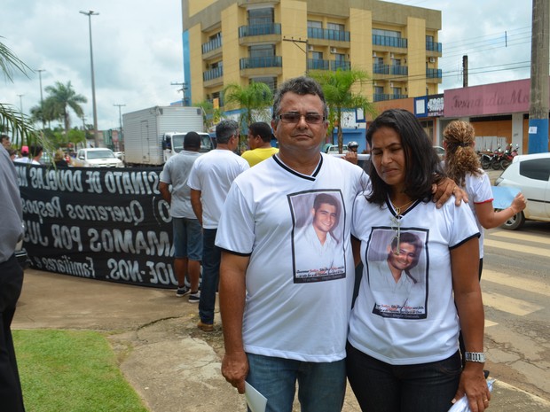 Pais de jovem se reuniram com delegado (Foto: Pâmela Fernandes/G1)