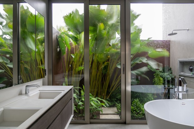 Décor do dia: Banheiro com vista para a área externa e chuveiro no jardim (Foto: Favaro Jr./Divulgação)