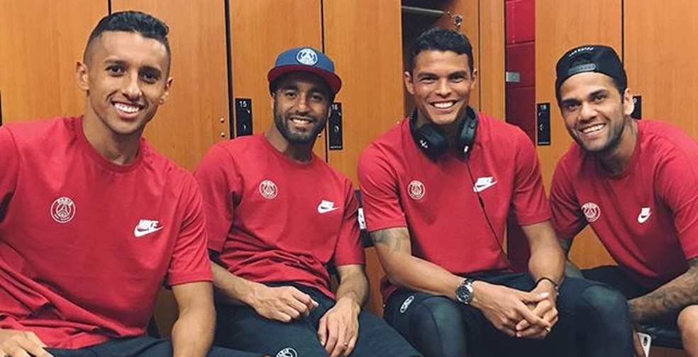 Marquinhos, Lucas, Thiago Silva e Daniel Alves no vestiário do PSG: legião de brasileiros na França (Foto: Reprodução de Instagram)