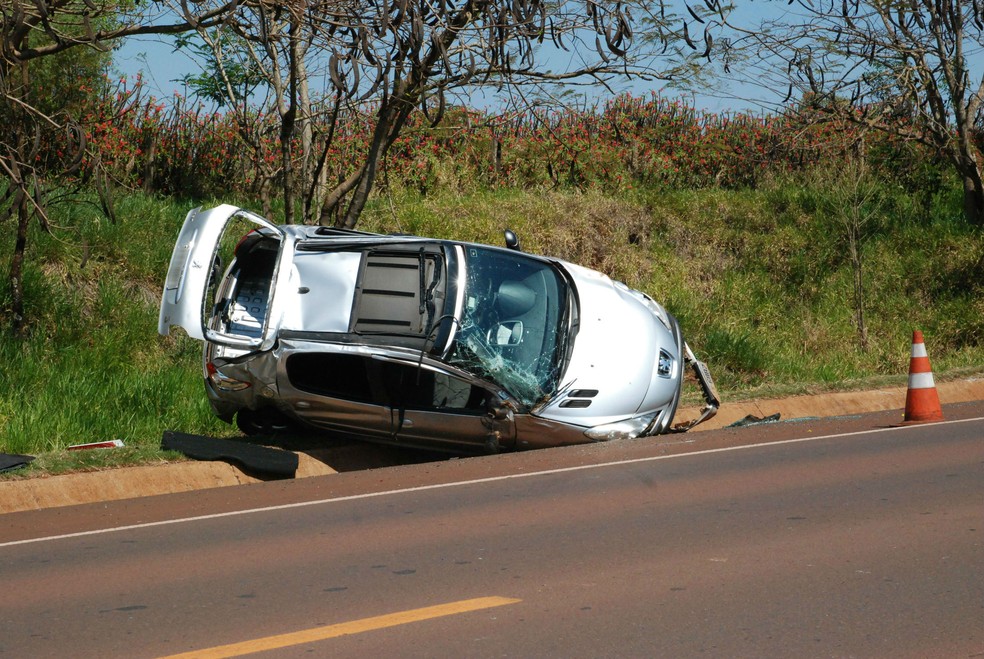 Mulher que estava no carro sofreu ferimentos leves e motorista não se feriu — Foto: Jornal da Comarca/Divulgação