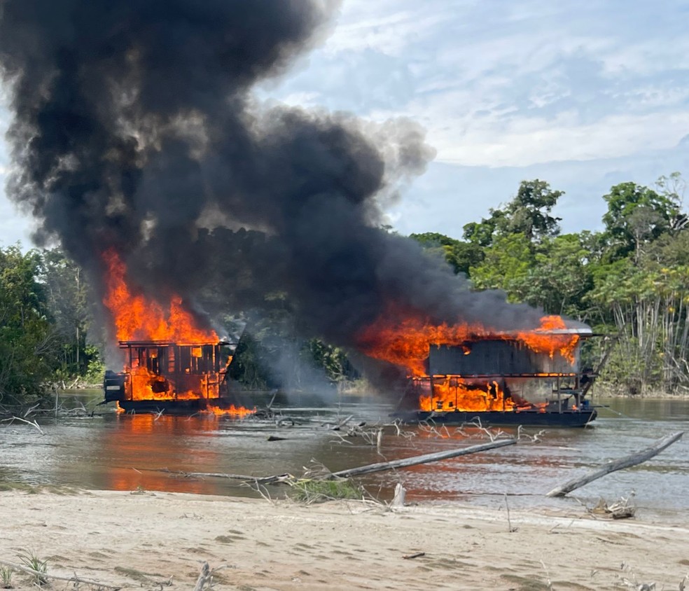 Dragas de garimpo ilegal foram destruídas em Jutaí, no interior do Amazonas. — Foto: Divulgação/Polícia Federal