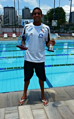 Nadador Allan do Carmo exibe troféu da Copa do Mundo de Maratonas Aquáticas (Foto: Raphael Carneiro)