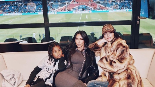 Kim Kardashian leva filho e Kendall Jenner para jogo do PSG em Paris