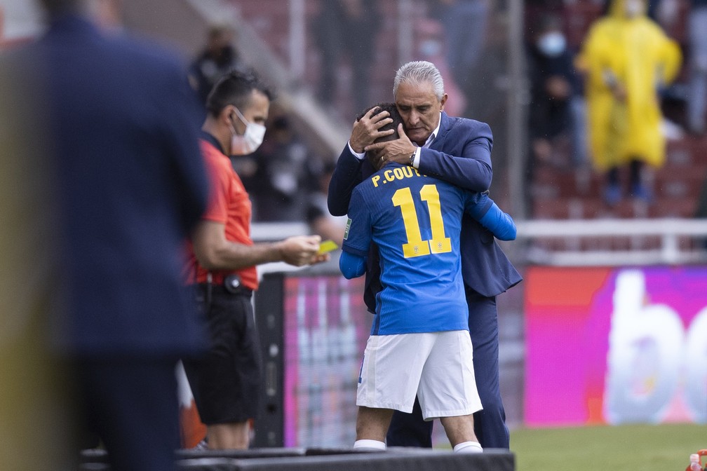Tite abraça Philippe Coutinho após substituição em Brasil x Colômbia — Foto: Lucas Figueiredo / CBF