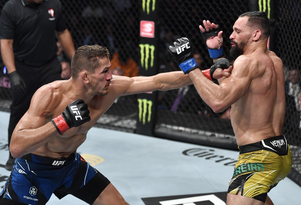 Niko Price se recuperou e atacou Michel Pereira no terceiro round no UFC 264 — Foto: Getty Images