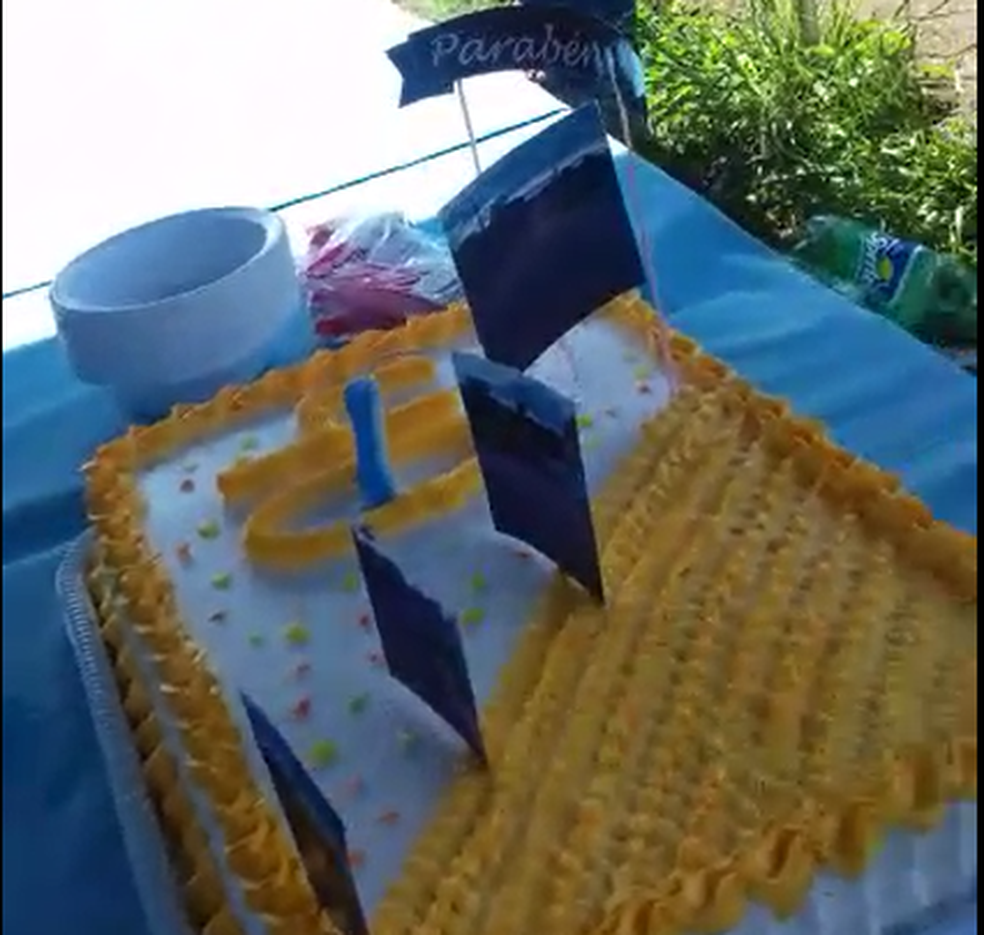 Buraco ganhou até bolo de aniversário (Foto: Reprodução)