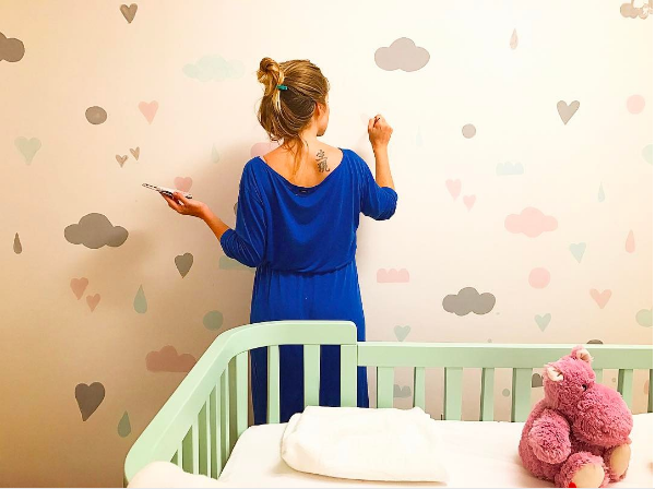 A mãe colocou a mão na massa na hora de pintar o quarto da filha (Foto: Arquivo pessoal/ Vitória Frate)