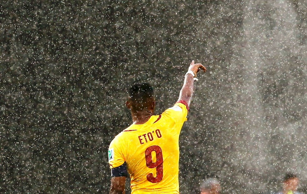 Samuel Eto'o em ação pela seleção de Camarões  — Foto: Reuters