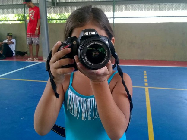 Menina brinca de fotógrafa em festa no Santo Amaro (Foto:  Junior Lopes/Divulgação)