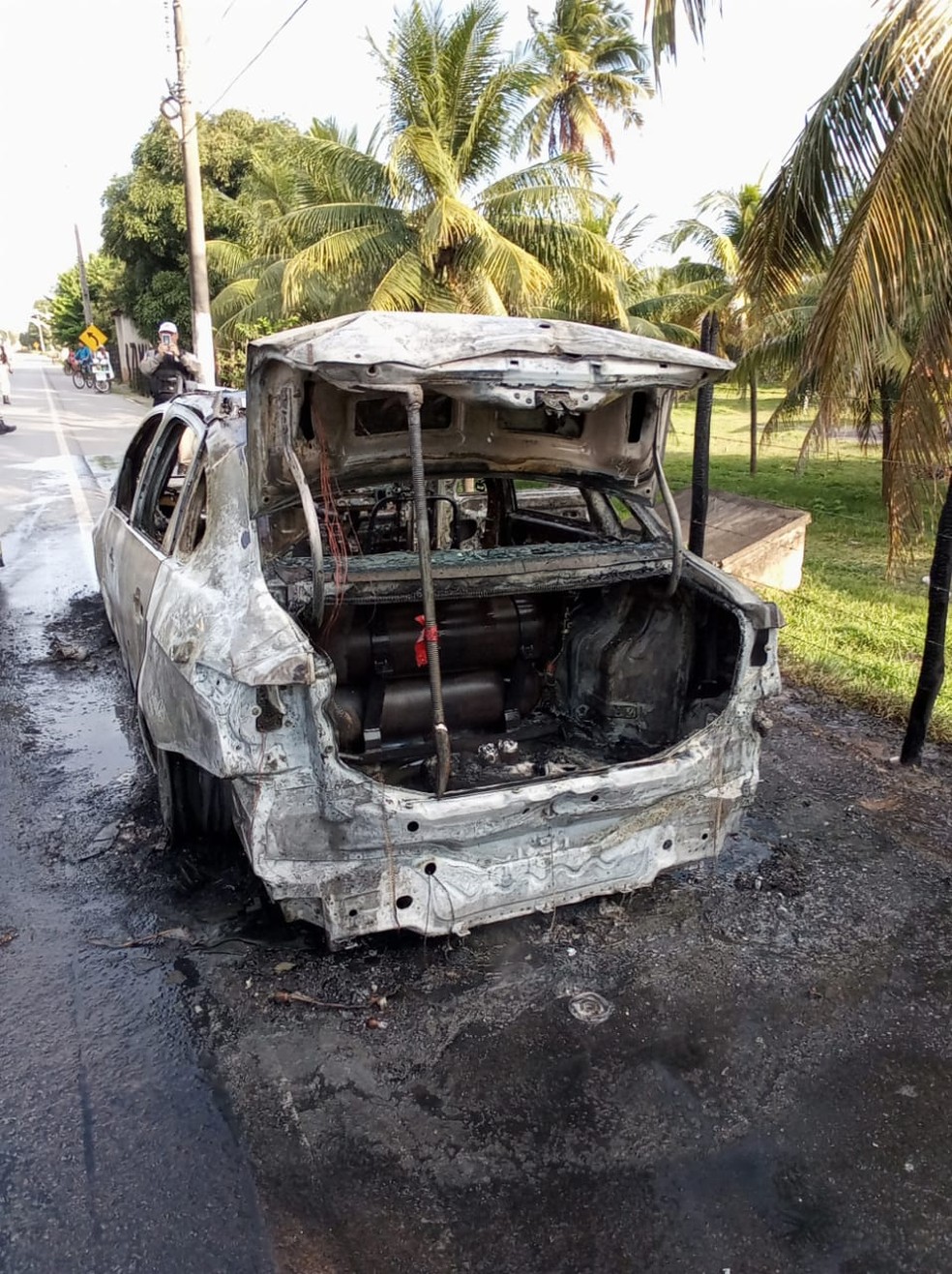 Carro movido a GNV foi tomado pelas chamas em Marechal Deodoro, AL — Foto: Divulgação/ Corpo de Bombeiros de Alagoas 