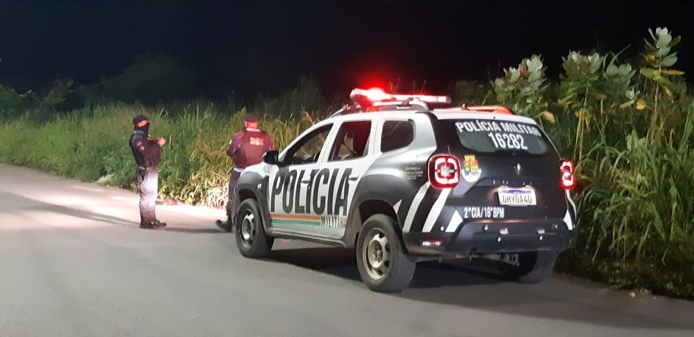 Polícia encontra corpo decapitado e com parte dos membros arrancados às margens de avenida no Conjunto Palmeiras, em Fortaleza. — Foto: Leabém Monteiro/ SVM