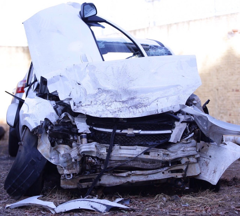 Carro ficou com a frente destruída após a batida frontal em Getulina  (Foto: J. Serafim Show / Divulgação )