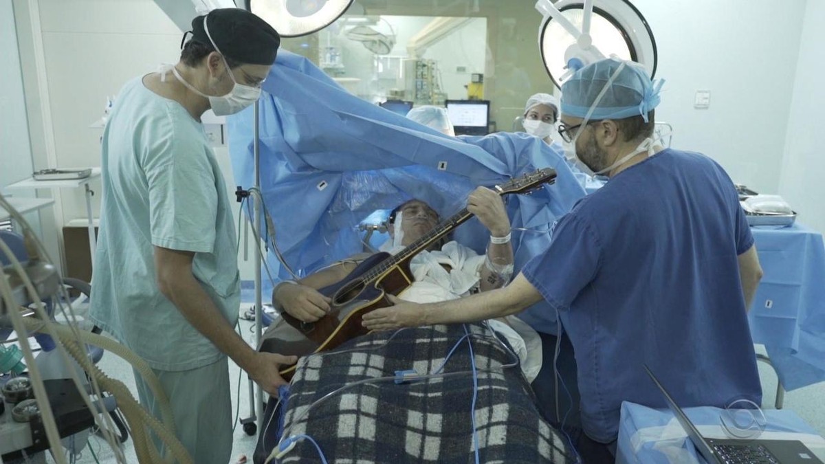 Paciente toca violão enquanto faz cirurgia no cérebro em hospital de Canoas; vídeo - G1