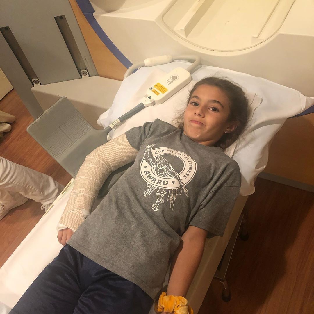 Kyara Belfort com o braço quebrado (Foto: Reprodução/Instagram)