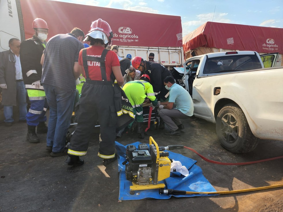 Equipes resgatam vítimas de acidente na BR-163, em Sorriso — Foto: Rafael Staudt Ferreira 