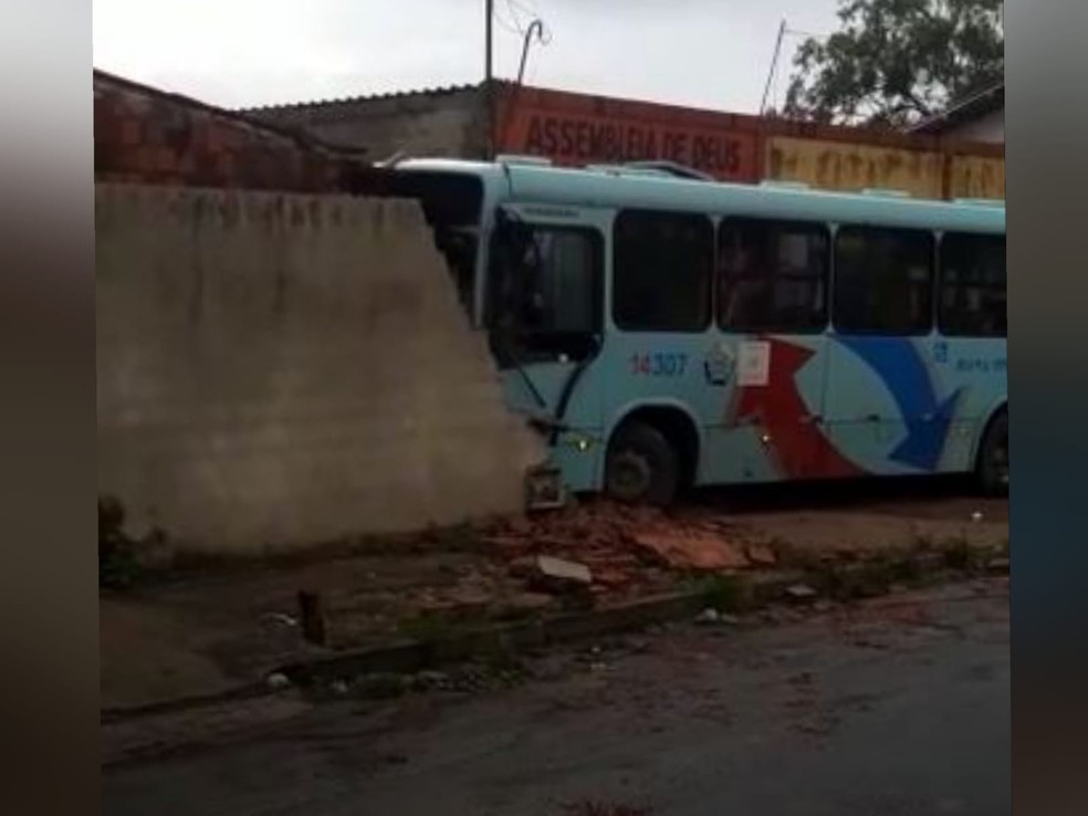 Ônibus colidiu e derrubou parte do muro de uma casa na Rua Urucutuba, no Bairro Granja Lisboa, em Fortaleza. — Foto: Reprodução