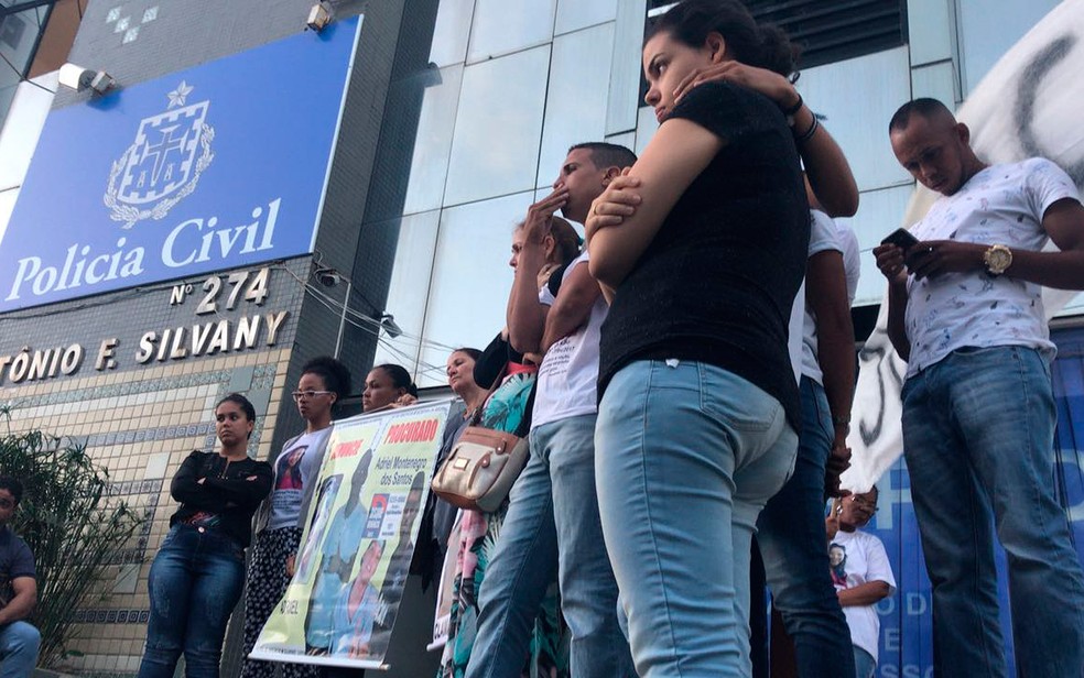Amigos e familiares de Andreza fizeram manifestação na frente do DHPP, em Salvador, quando Adriel se apresentou no departamento (Foto: Alan Tiago Alves/ G1)