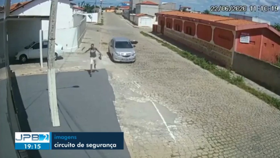 Motociclista sai quase ileso de acidente entre moto e carro, no Sertão da PB — Foto: TV Paraíba/Reprodução