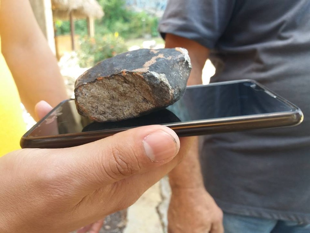 Morador exibe pedaÃ§o de meteorito em ViÃ±alez â Foto: Fatima Rivero/Telepinar/AFP