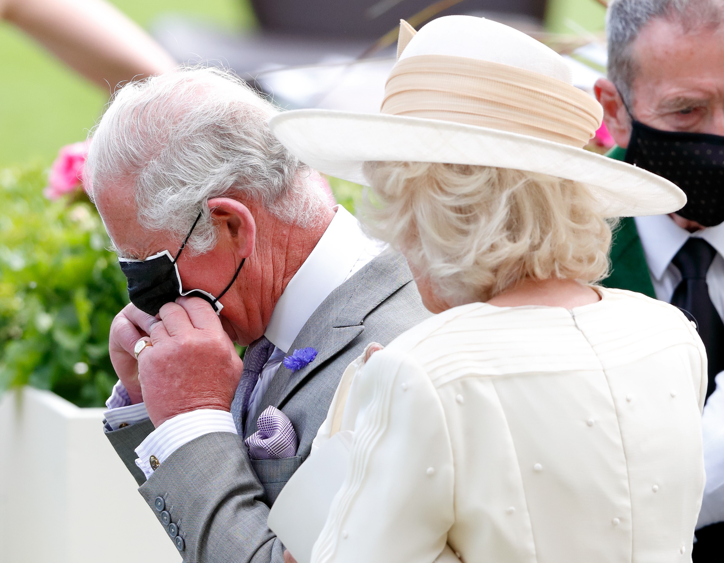 O príncipe Charles se atrapalha ao colocar sua máscara (Foto: Getty)