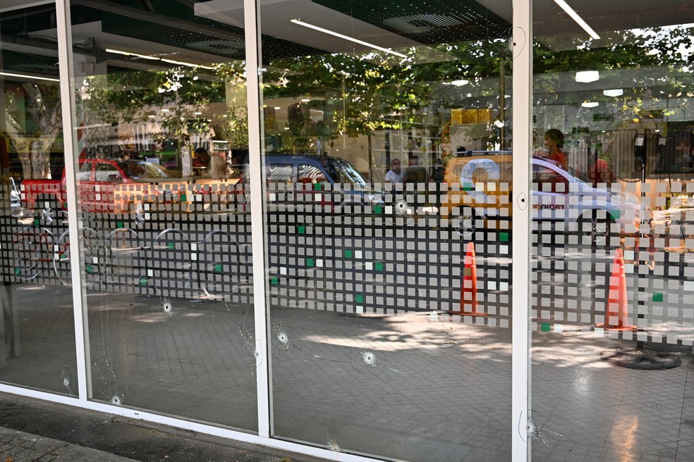 Local teria sido alvo de 14 tiros durante a madrugada — Foto: Reuters