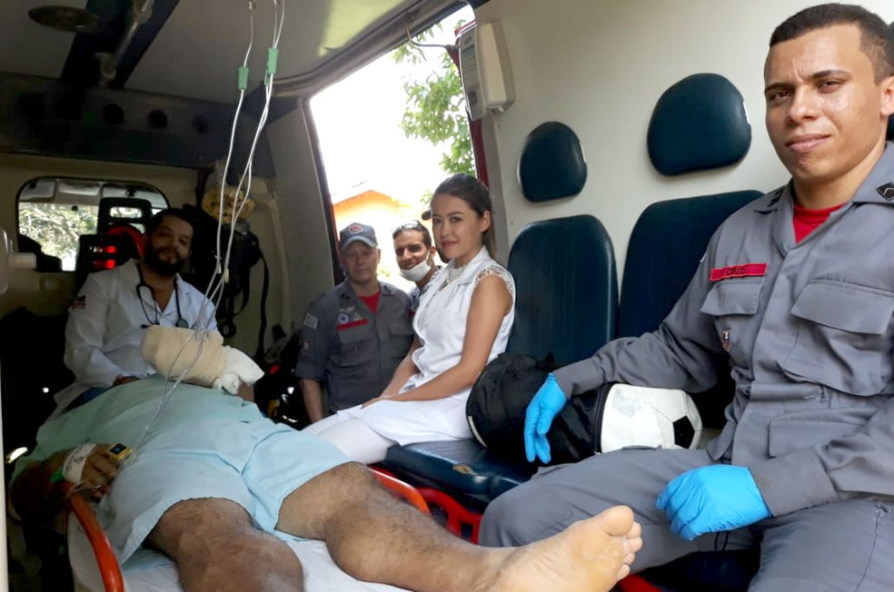 Equipes do Corpo de Bombeiros, da PM e da Santa Casa de Tupã fizeram o transporte do paciente até o aeroporto de Tupã — Foto: João Trentini/Divulgação
