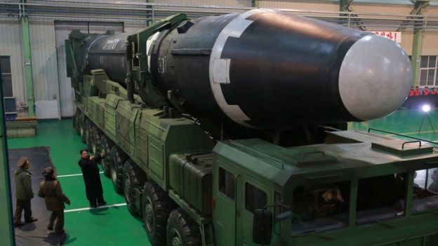 Combustível sólido e lançadores móveis seriam um grande passo para a Coreia do Norte (Foto: KCNA/BBC News)