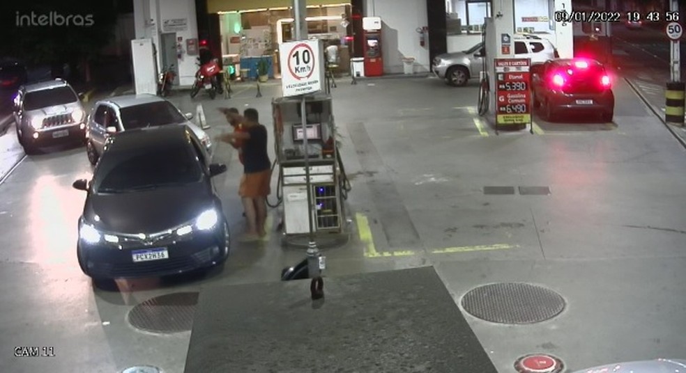 Frentista foi agredido por cliente que queria furar fila em posto de combustível em Fortaleza. — Foto: Câmeras de Segurança/Divulgação