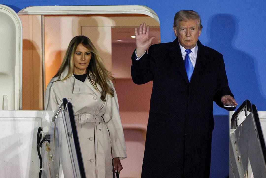 Trump chega a Roma ao lado da primeira-dama Melania, em 25 de abril de 2025