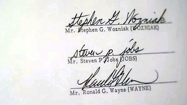Wayne vendeu seu original do contrato assinado há 40 anos, mas manteve uma réplica (Foto: BBC)