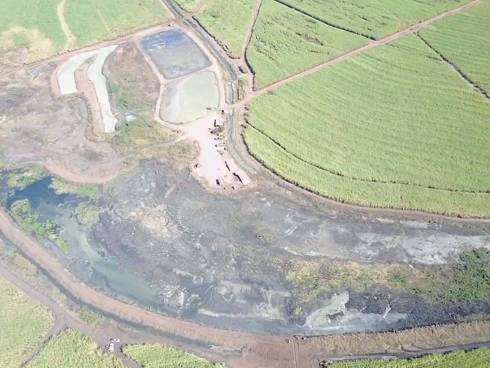 Imagem aérea mostra poluição no Rio Tenente Amaral em Jaciara (Foto: Sema-MT/Assessoria)