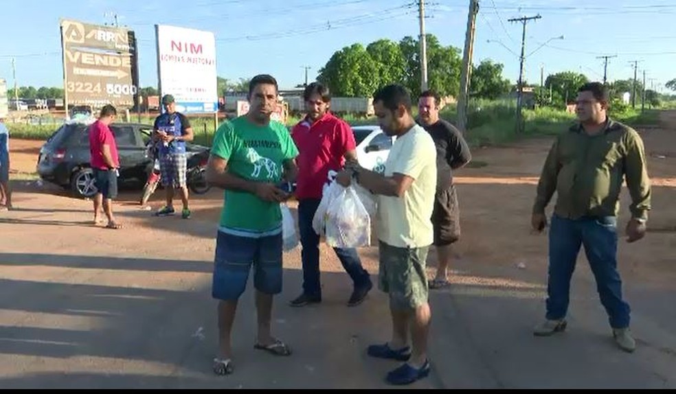 Caminhoneiros agradeceram entrega de comida e pediram mais apoio da comunidade (Foto: Reprodução/Rede Amazônica Acre)