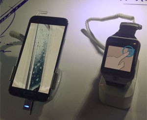 Galaxy S5 ao lado de seu companheiro, o relógio inteligente Gear 2 (Foto: Gustavo Petró/G1)