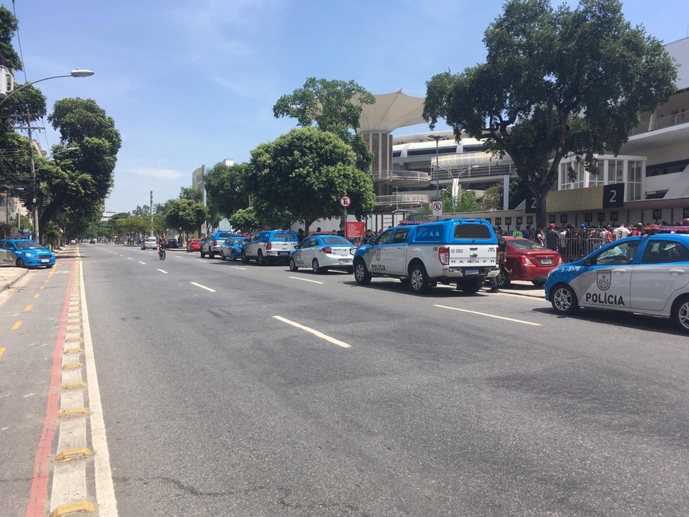 Viaturas da Polícia Militar no Maracanã — Foto: Thayuan Leiras / GloboEsporte.com