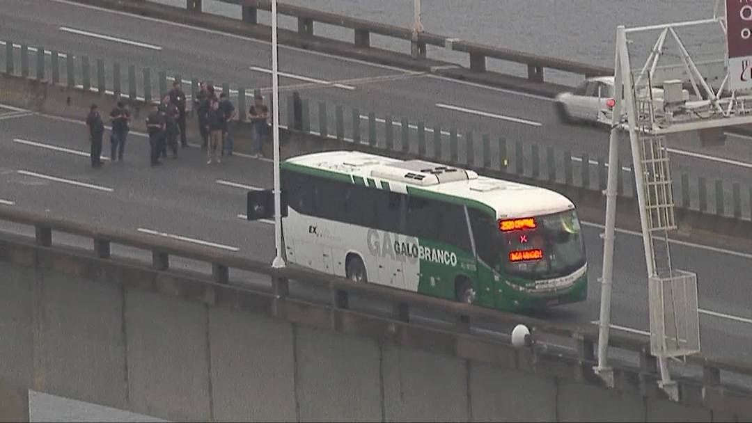 Policiais negociam com homem que mantÃ©m refÃ©ns em Ã´nibus na Ponte Rio-NiterÃ³i