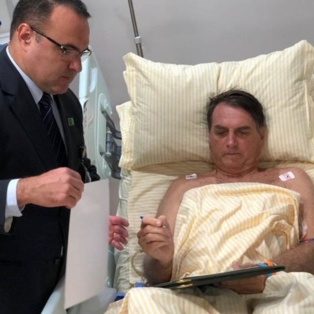 Presidente despacha em seu leito no hospital Albert Einstein (Foto: REUTERS via BBC)