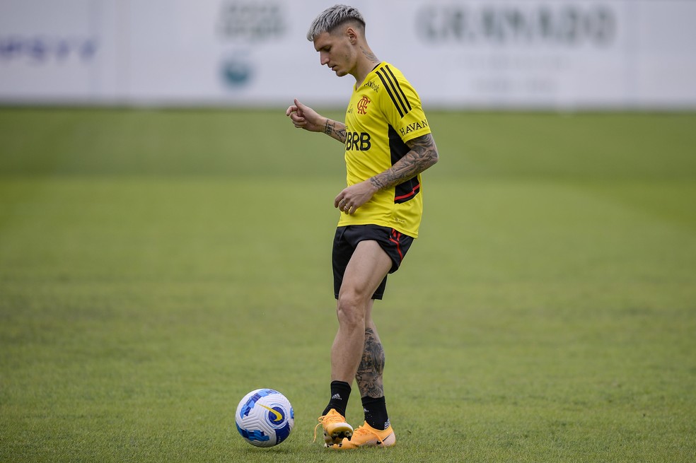 Varela faz trabalho com bola no Ninho &mdash; Foto: Marcelo Cortes/Flamengo