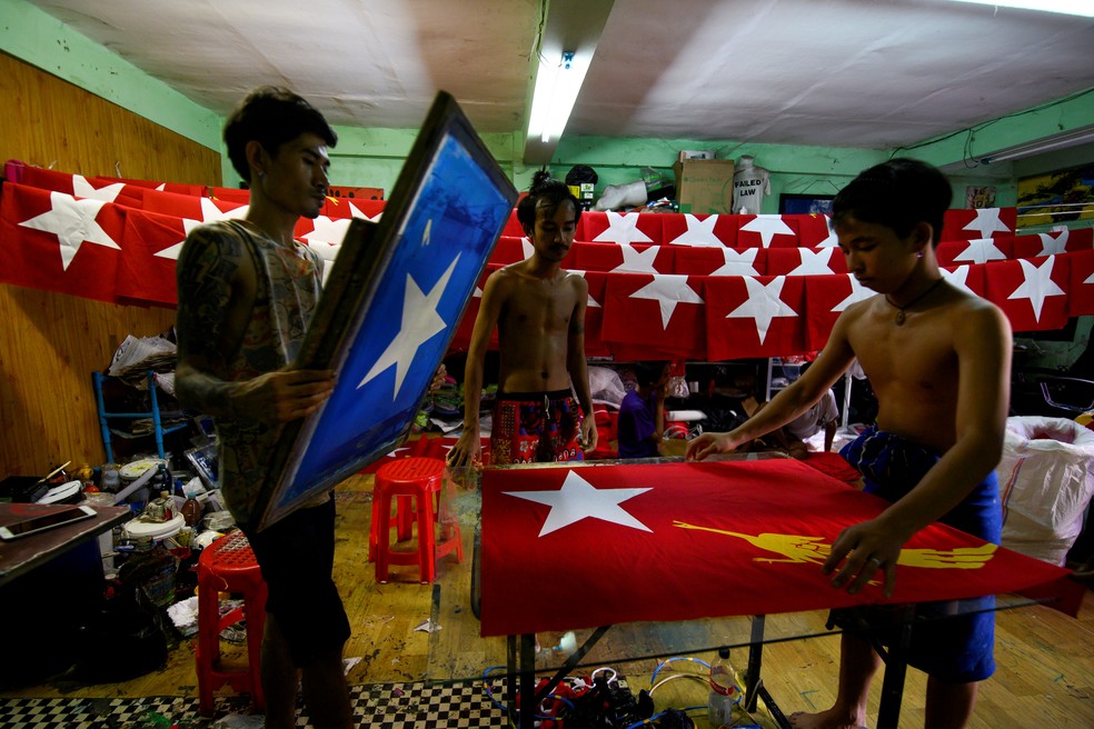 Imagem de setembro de 2020 mostra trabalhadores confeccionando bandeira do partido NLD, da líder Aung San Suu Kyi, de Mianmar — Foto: Shwe Paw Mya Tin/Reuters