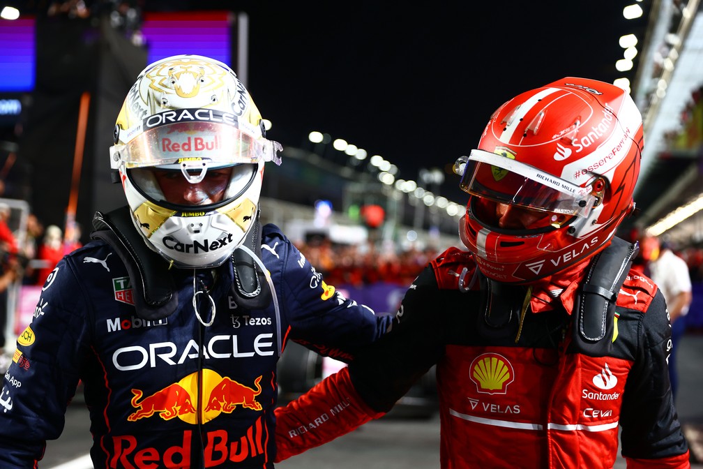 Max Verstappen e Charles Leclerc se cumprimentam após o duelo no GP da Arábia Saudita em 2022 — Foto: Mark Thompson/Getty Images