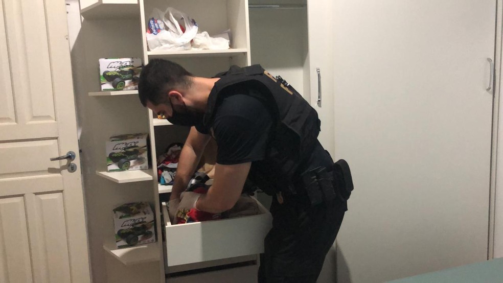 Policial cumpre mandados em casa de servidor público em Ji-Paraná — Foto: PF/Reprodução