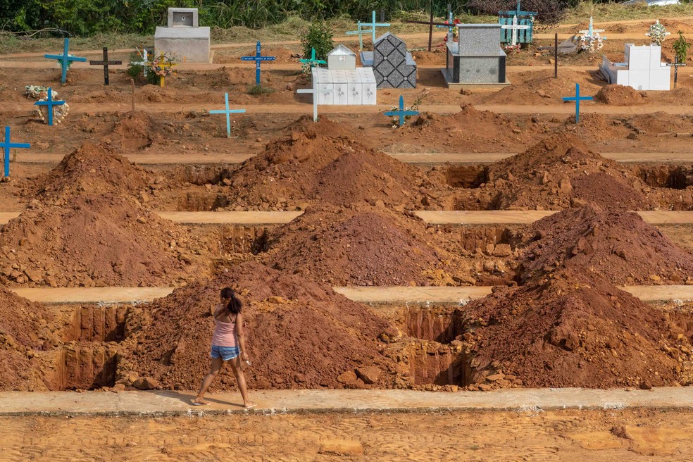 Escavadeira de covas no cemitério São Sebastião em Altamira, destinado as vítimas do massacre do Centro de Recuperação Regional de Altamira. — Foto: Daniel Teixeira / Estadão Conteúdo