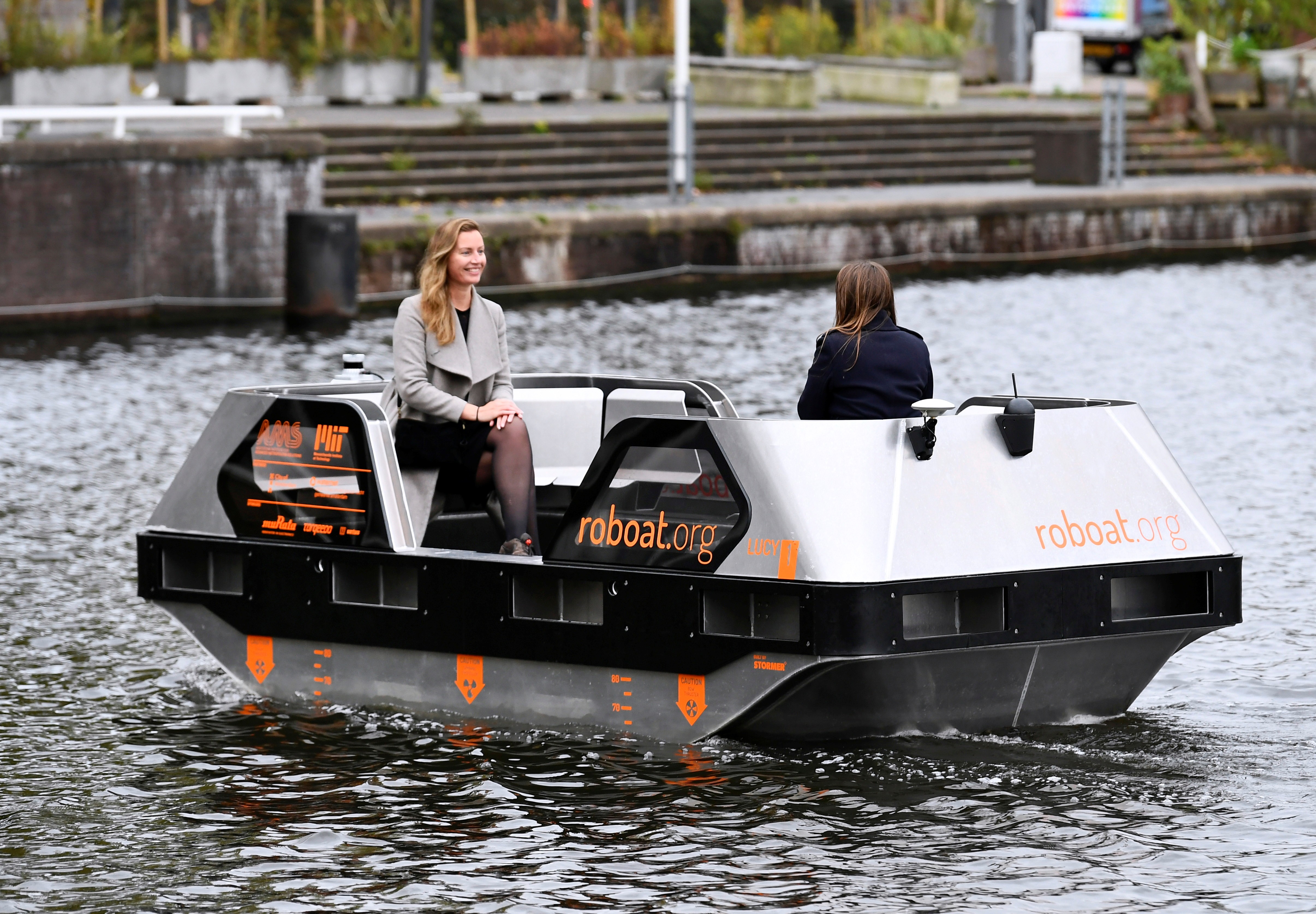 Pesquisadores experimentam barcos autônomos, os '' Roboats'' nas vias navegáveis de Amsterdã, na Holanda (Foto: REUTERS/Piroschka van de Wouw)