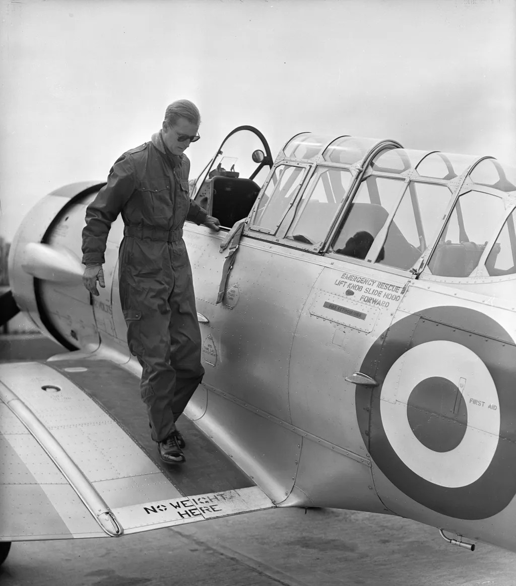 Treinando para obter sua licença de piloto na RAF em White Waltham, Berkshire. (1953) (Foto: Getty Images)