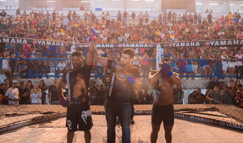 Isaac Massaranduba (braço erguido) fatura cinturão da categoria 65.7kg do 17º Náuas Combat — Foto: Divulgação/Náuas Combat MMA