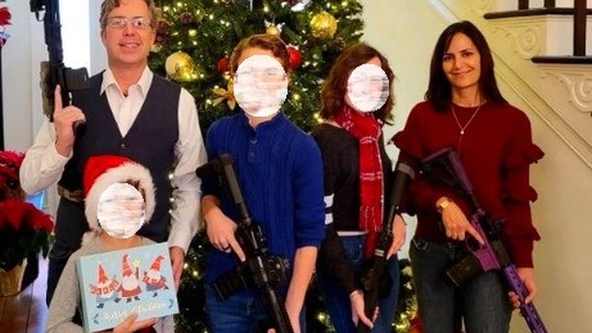 Após massacre em escola, deputado apaga foto natalina em que aparece com a família empunhando fuzis