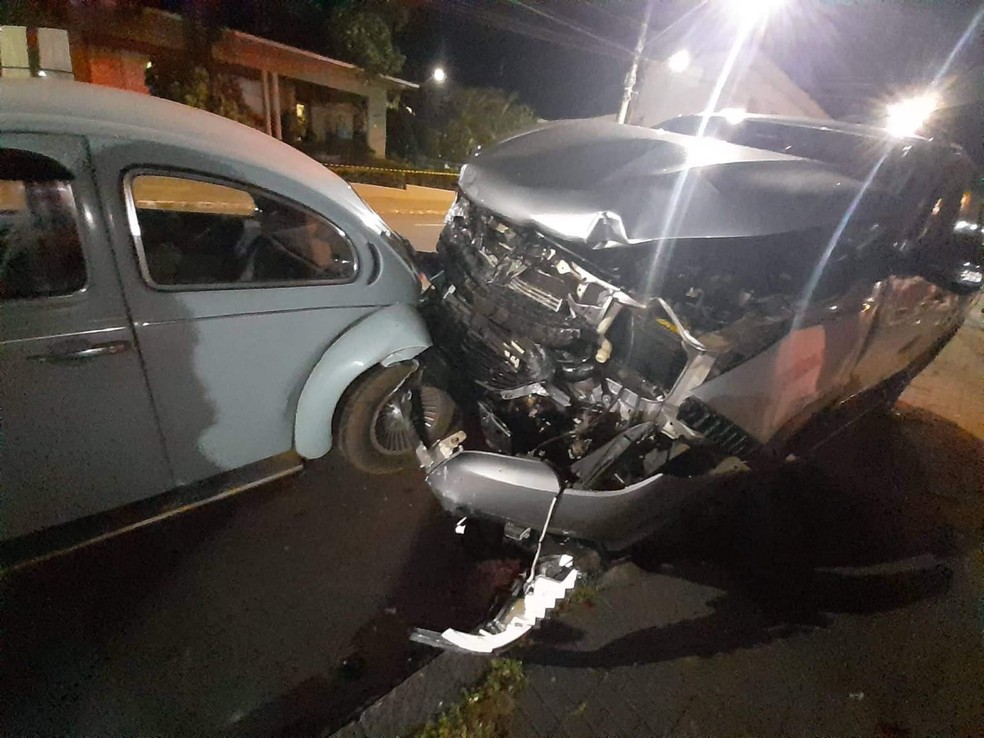 Motorista atinge vários veíulos em pelo menos três ruas de Santa Cruz do Rio Pardo — Foto: IBTV/ Doni Oliveira