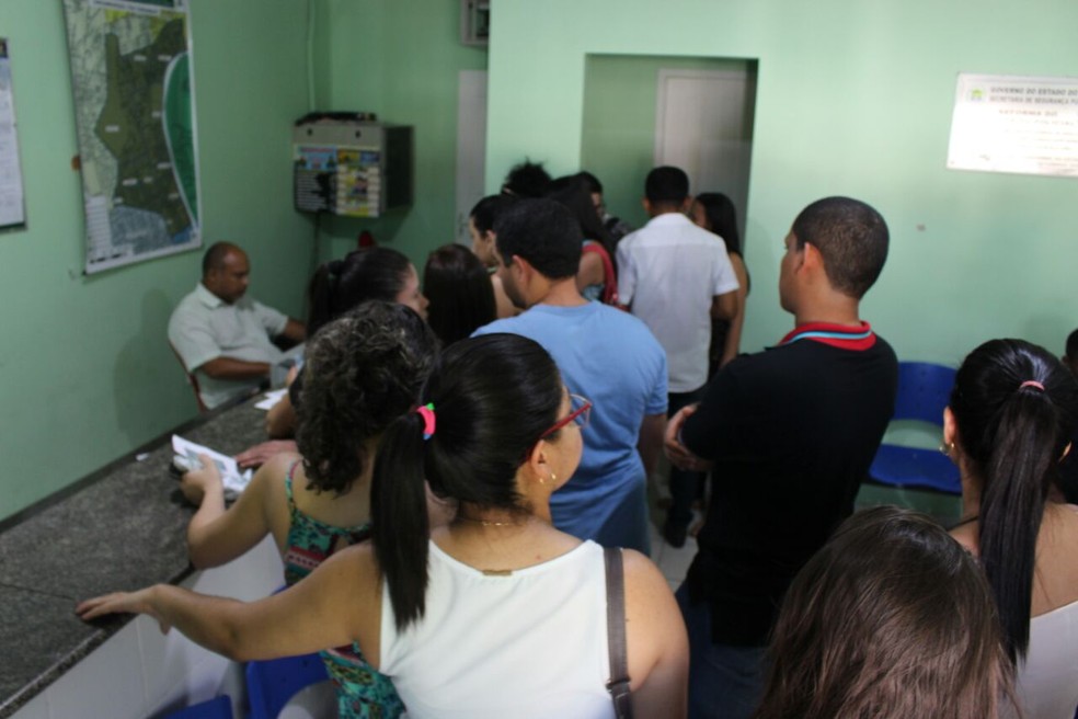 Candidatos lotam delegacia para registrar boletim de ocorrências. (Foto: Andrê Nascimento)