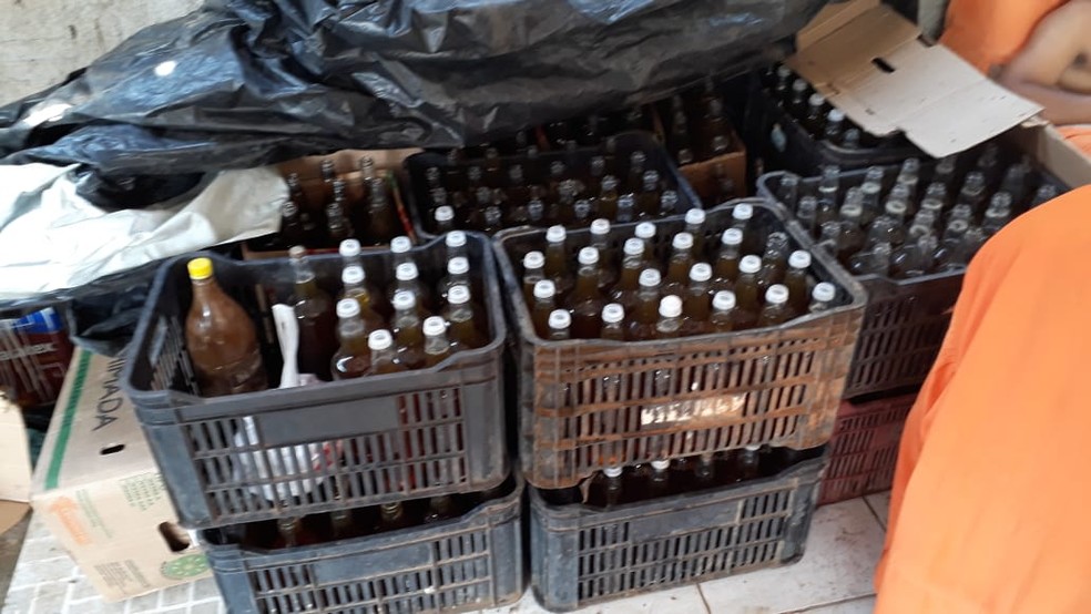 Vendedores foram presos com mais de 300 garrafas de mel falsificado em Pontes e Lacerda (MT); produto estava com abelhas mortas — Foto: Polícia Civil de Mato Grosso/Assessoria