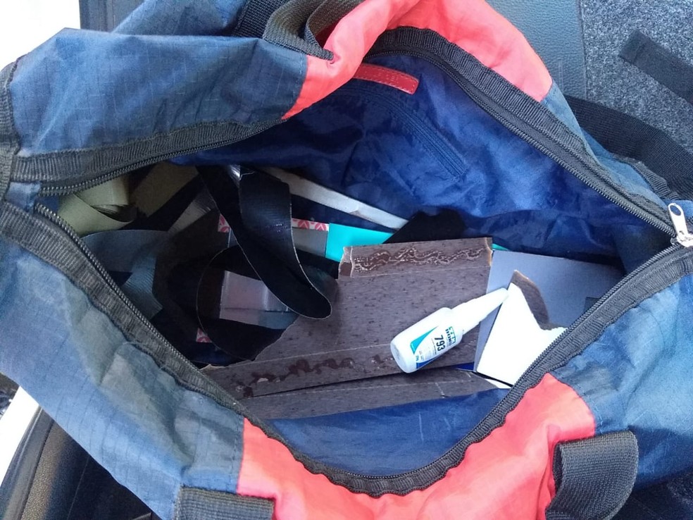 Casal preso em Sorocaba tinha objetos para furtar envelopes de caixas eletrônicos — Foto: Polícia Militar/Divulgação