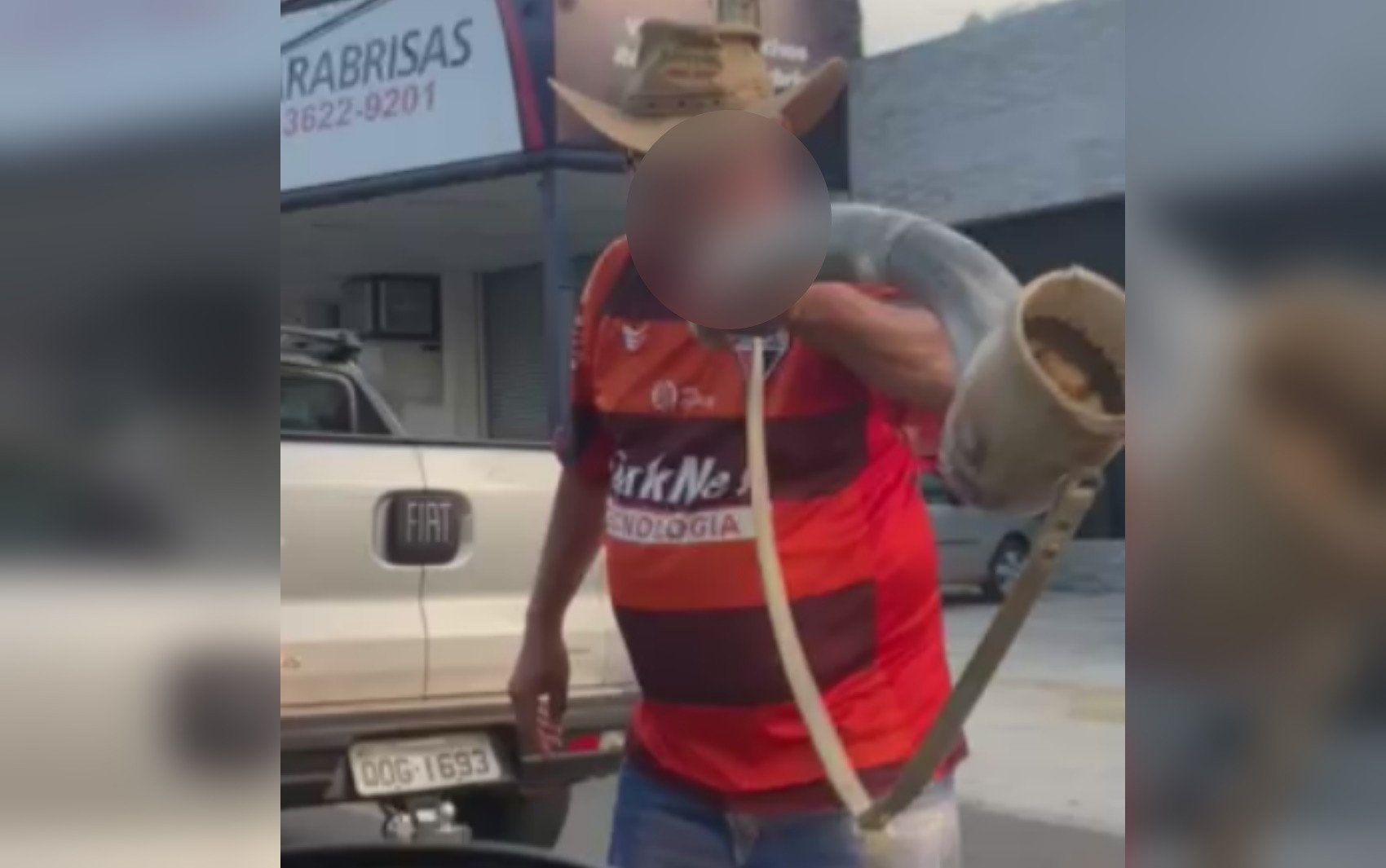 Motorista aproveita sinal fechado e desce do carro para tocar berrante no meio da rua em Goiânia; vídeo